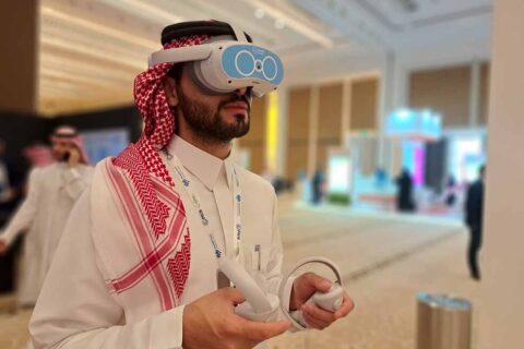 VR-brillen en stroopwafels: de zorg verbeteren in de Arabische woestijn